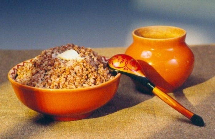 Татьяна Викторовна кашевар на&nbsp;раздаче каши