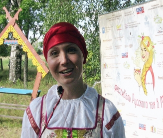 Елена&nbsp;&mdash; ведущая фестиваля.